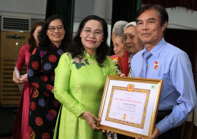 TPHCM trao huy hiệu cho gần 100 đảng viên dịp kỷ niệm ngày thành lập Đảng ảnh 2
