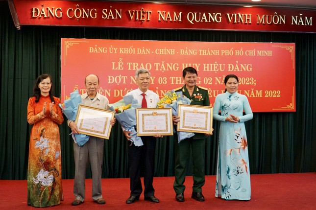 TPHCM trao huy hiệu cho gần 100 đảng viên dịp kỷ niệm ngày thành lập Đảng ảnh 4