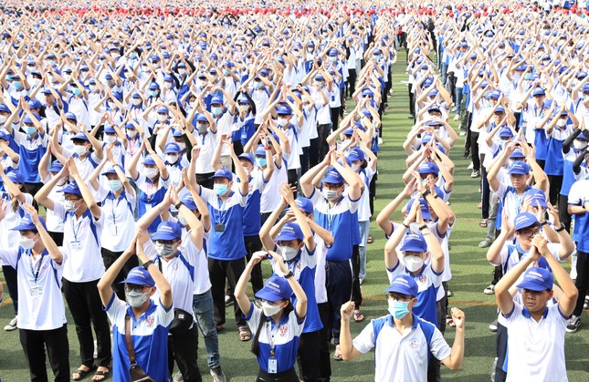 Màn đồng diễn xác lập kỷ lục Việt Nam của hơn 5.000 bạn trẻ TPHCM ảnh 4