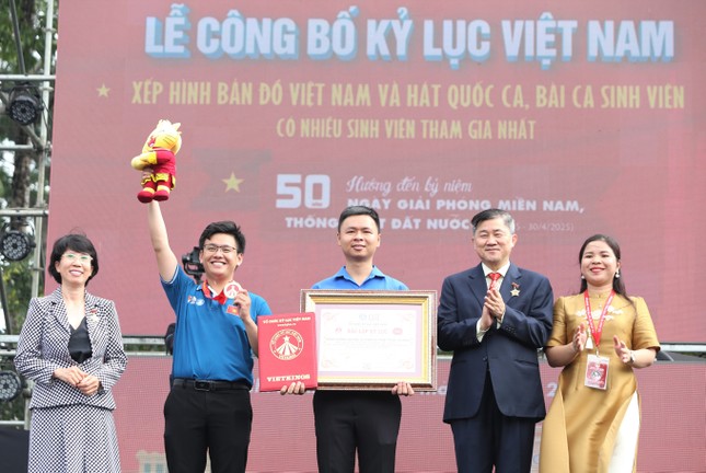Màn đồng diễn xác lập kỷ lục Việt Nam của hơn 5.000 bạn trẻ TPHCM ảnh 9