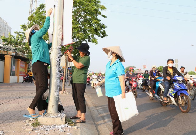 Thanh niên chung tay người dân TPHCM xóa biển bảng quảng cáo nhếch nhác trên phố ảnh 3