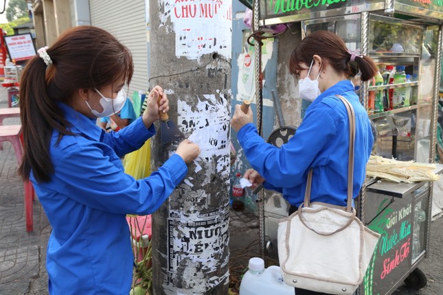 Thanh niên chung tay người dân TPHCM xóa biển bảng quảng cáo nhếch nhác trên phố ảnh 9