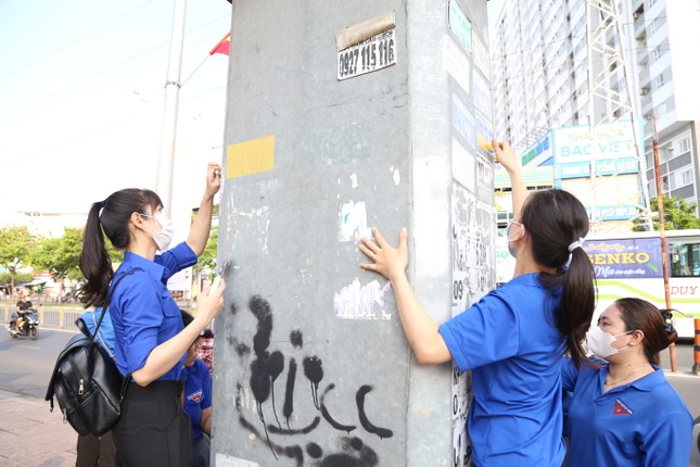Thanh niên chung tay người dân TPHCM xóa biển bảng quảng cáo nhếch nhác trên phố ảnh 7
