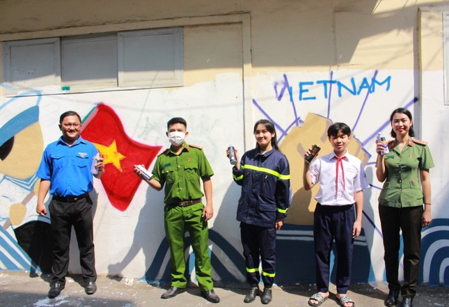 Thanh niên chung tay người dân TPHCM xóa biển bảng quảng cáo nhếch nhác trên phố ảnh 12