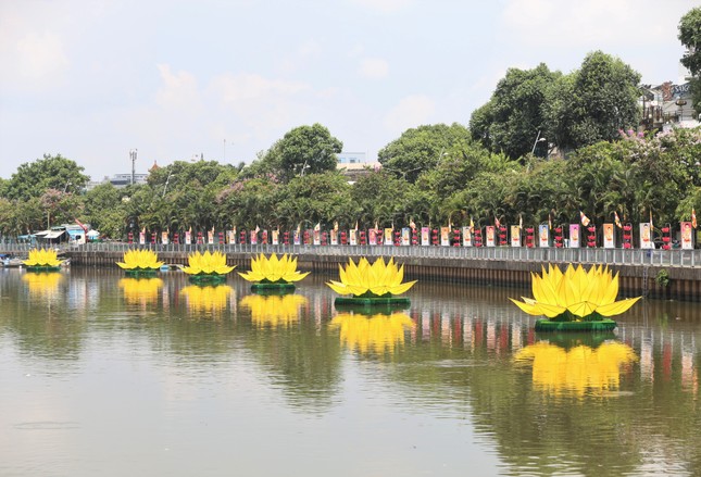 Bảy tòa sen vàng mừng Phật đản ảnh 4