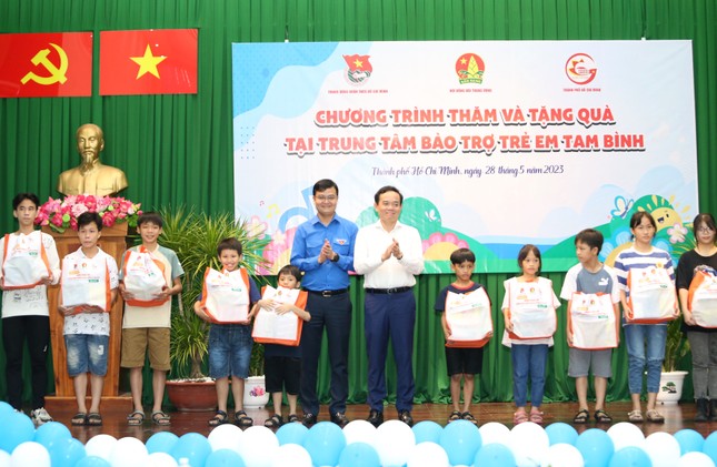 Thăm trung tâm nuôi dạy trẻ, Phó Thủ tướng giải quyết 'nóng' nhu cầu thiết thực của thiếu nhi ảnh 3