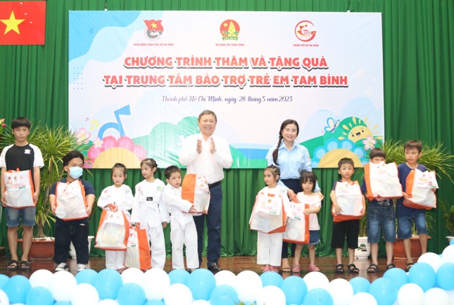 Thăm trung tâm nuôi dạy trẻ, Phó Thủ tướng giải quyết 'nóng' nhu cầu thiết thực của thiếu nhi ảnh 4