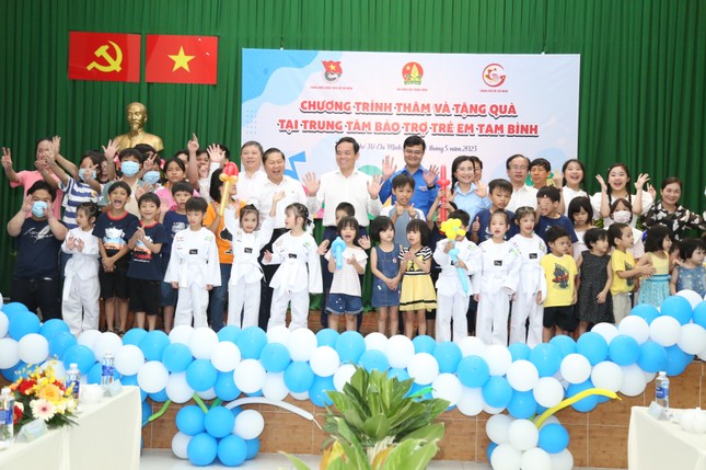 Thăm trung tâm nuôi dạy trẻ, Phó Thủ tướng giải quyết 'nóng' nhu cầu thiết thực của thiếu nhi ảnh 12