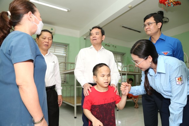 Thăm trung tâm nuôi dạy trẻ, Phó Thủ tướng giải quyết 'nóng' nhu cầu thiết thực của thiếu nhi ảnh 10