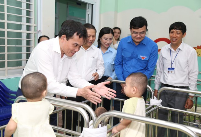 Thăm trung tâm nuôi dạy trẻ, Phó Thủ tướng giải quyết 'nóng' nhu cầu thiết thực của thiếu nhi ảnh 9
