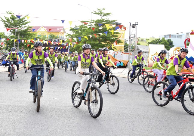 Bạn trẻ TPHCM đạp xe lan tỏa thông điệp bảo vệ hành tinh xanh ảnh 8