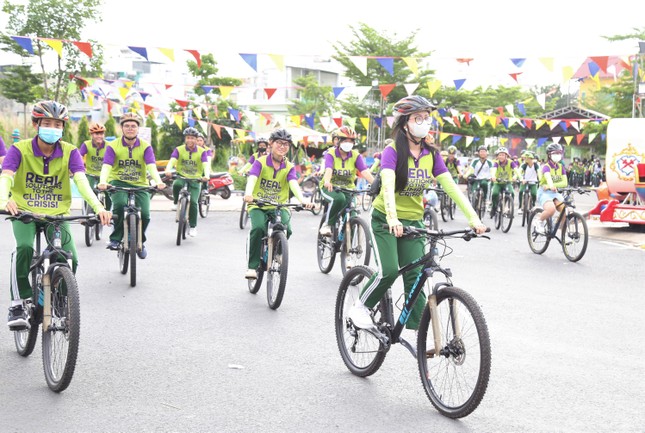 Bạn trẻ TPHCM đạp xe lan tỏa thông điệp bảo vệ hành tinh xanh ảnh 11