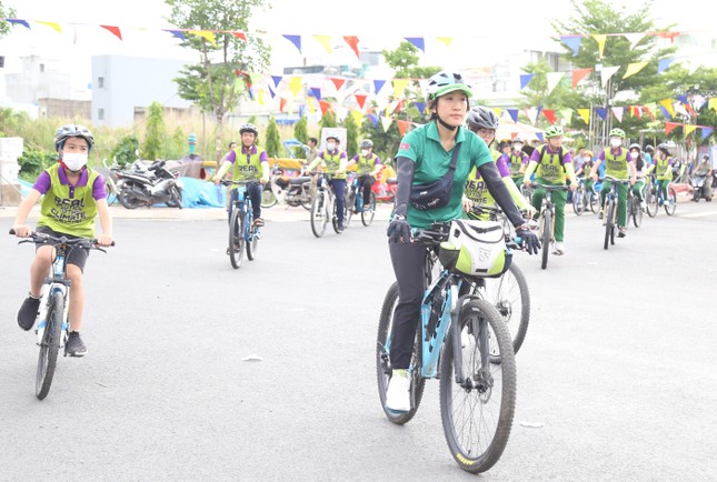 Bạn trẻ TPHCM đạp xe lan tỏa thông điệp bảo vệ hành tinh xanh ảnh 3