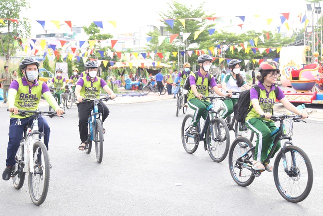 Bạn trẻ TPHCM đạp xe lan tỏa thông điệp bảo vệ hành tinh xanh ảnh 2