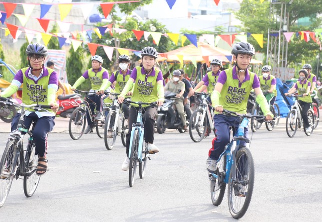 Bạn trẻ TPHCM đạp xe lan tỏa thông điệp bảo vệ hành tinh xanh ảnh 9