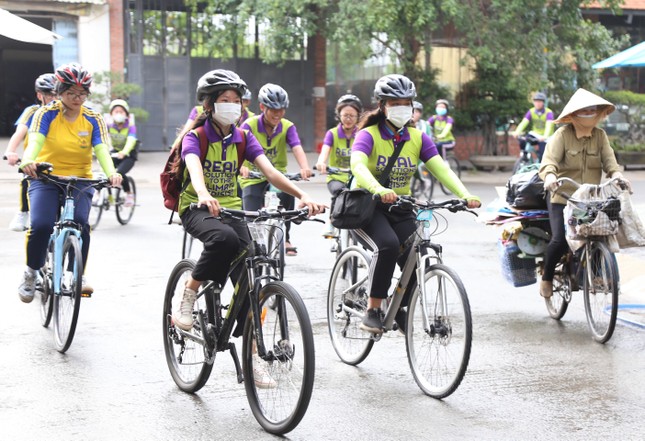 Bạn trẻ TPHCM đạp xe lan tỏa thông điệp bảo vệ hành tinh xanh ảnh 10