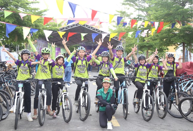 Bạn trẻ TPHCM đạp xe lan tỏa thông điệp bảo vệ hành tinh xanh ảnh 12