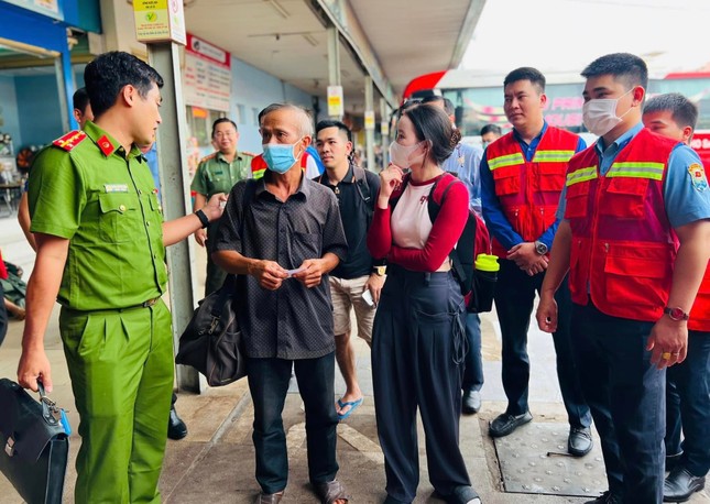 Tuổi trẻ Công an TPHCM tăng cường đội hình tuần tra, bắt tội phạm tại bến xe ảnh 2