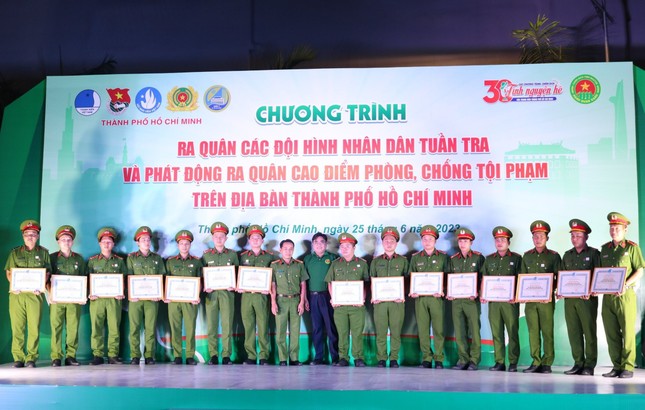 Tuổi trẻ TPHCM ra quân phòng chống tội phạm ảnh 3