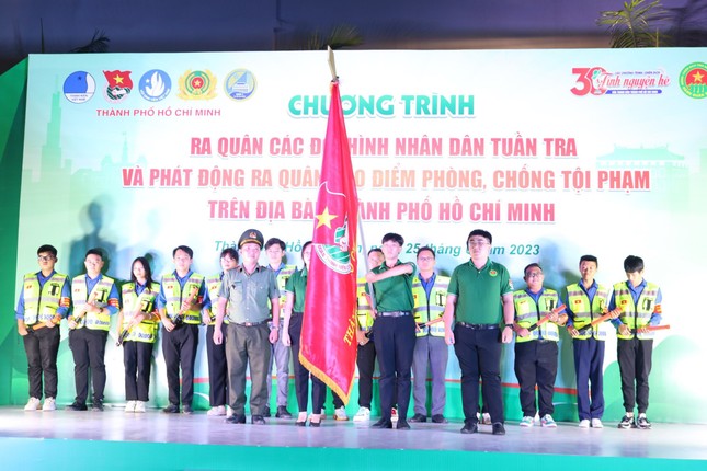 Tuổi trẻ TPHCM ra quân phòng chống tội phạm ảnh 1