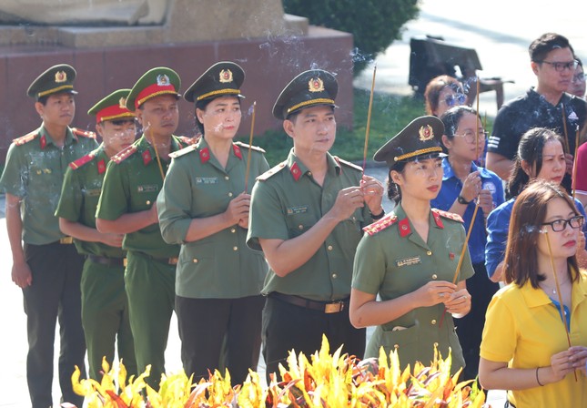 Đong đầy tình yêu thương hướng về nguồn cội, chăm lo an sinh xã hội ảnh 1