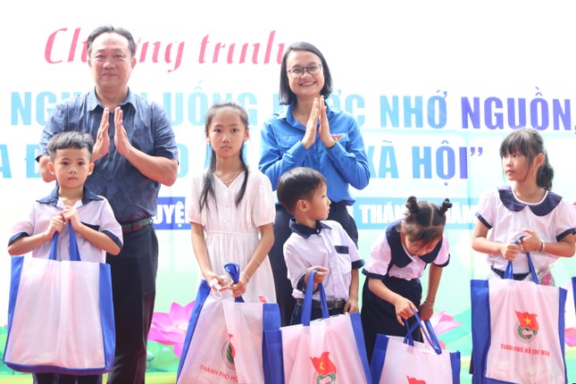 Đong đầy tình yêu thương hướng về nguồn cội, chăm lo an sinh xã hội ảnh 4