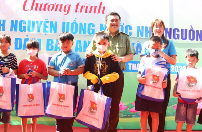 Đong đầy tình yêu thương hướng về nguồn cội, chăm lo an sinh xã hội ảnh 3
