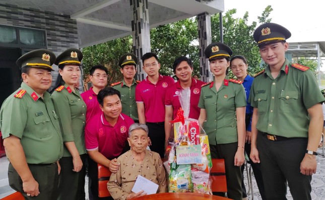 Đong đầy tình yêu thương hướng về nguồn cội, chăm lo an sinh xã hội ảnh 11