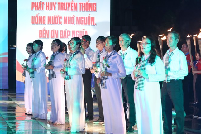 Tuổi trẻ TPHCM thắp nến tri ân Anh hùng liệt sĩ ảnh 4