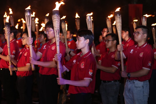 Tuổi trẻ TPHCM thắp nến tri ân Anh hùng liệt sĩ ảnh 1