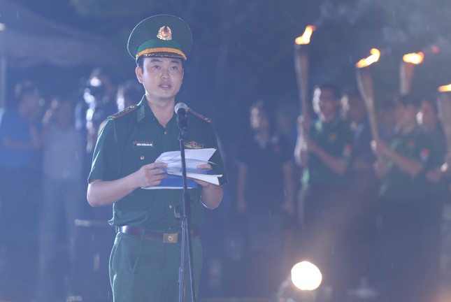 Tuổi trẻ TPHCM thắp nến tri ân Anh hùng liệt sĩ ảnh 6