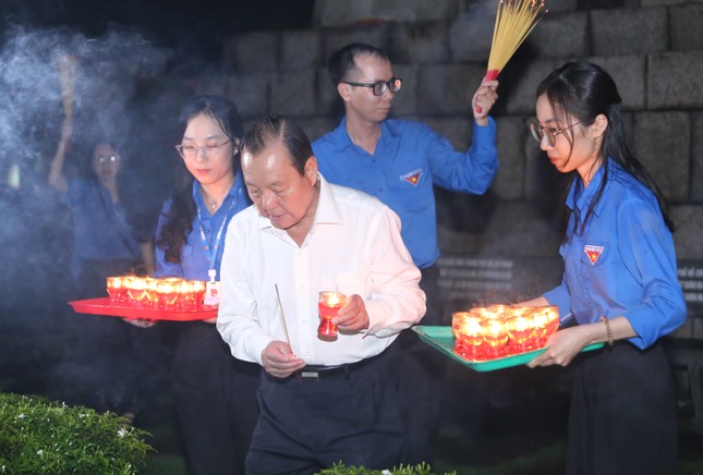 Tuổi trẻ TPHCM thắp nến tri ân Anh hùng liệt sĩ ảnh 11