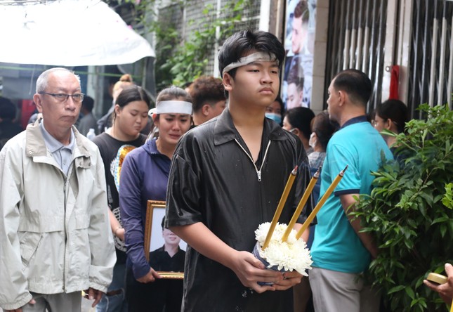Người thân đau lòng đưa tiễn ca sĩ Huy Bảo mất ở tuổi 32 về nơi an nghỉ - Ảnh 2.