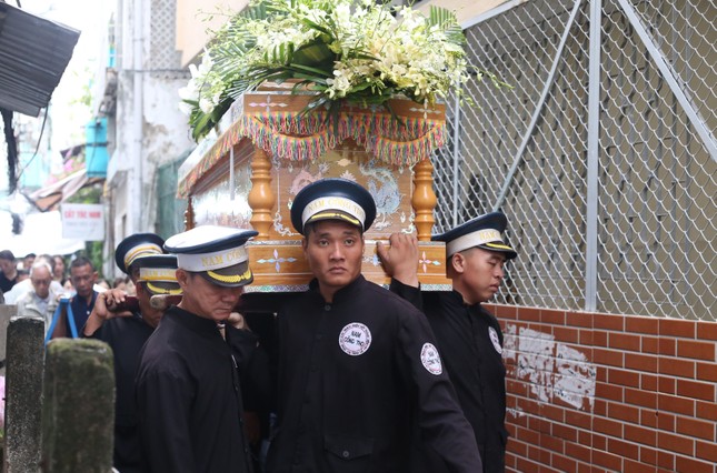 Người thân đau lòng đưa tiễn ca sĩ Huy Bảo mất ở tuổi 32 về nơi an nghỉ - Ảnh 4.