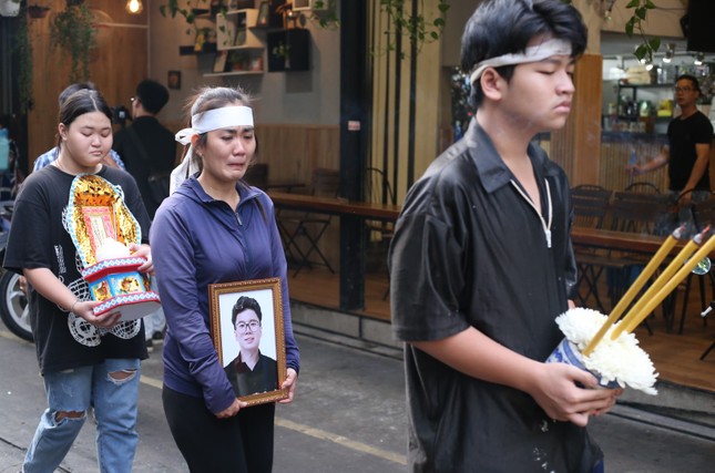 Người thân đau lòng đưa tiễn ca sĩ Huy Bảo mất ở tuổi 32 về nơi an nghỉ - Ảnh 3.