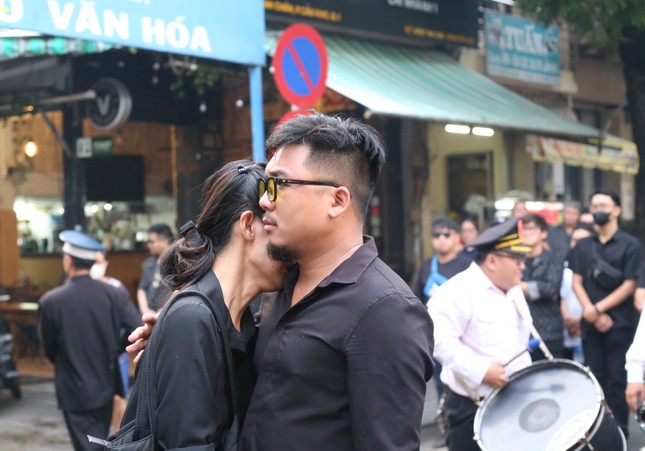 Người thân đau lòng đưa tiễn ca sĩ Huy Bảo mất ở tuổi 32 về nơi an nghỉ ảnh 4