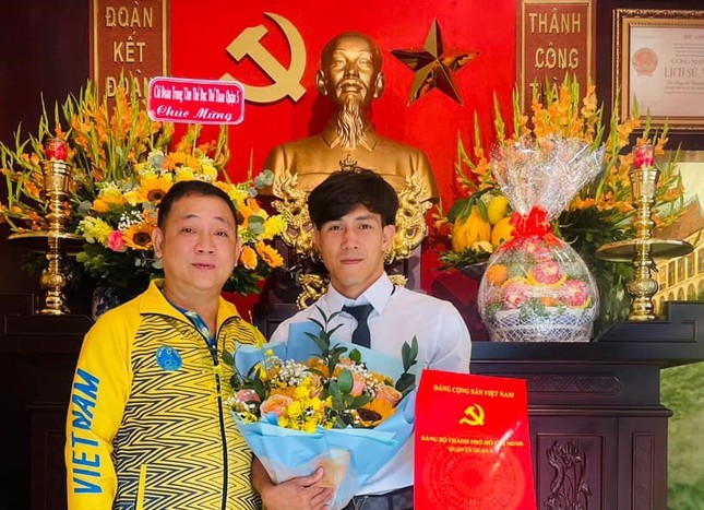 VĐV Nguyễn Trần Duy Nhất đứng vào hàng ngũ của Đảng ảnh 3