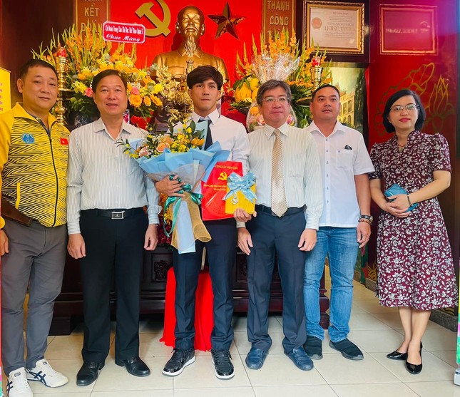 VĐV Nguyễn Trần Duy Nhất đứng vào hàng ngũ của Đảng ảnh 2