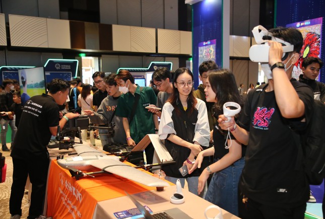 Bạn trẻ hào hứng trải nghiệm ngày hội công nghệ hàng đầu châu Á ảnh 8
