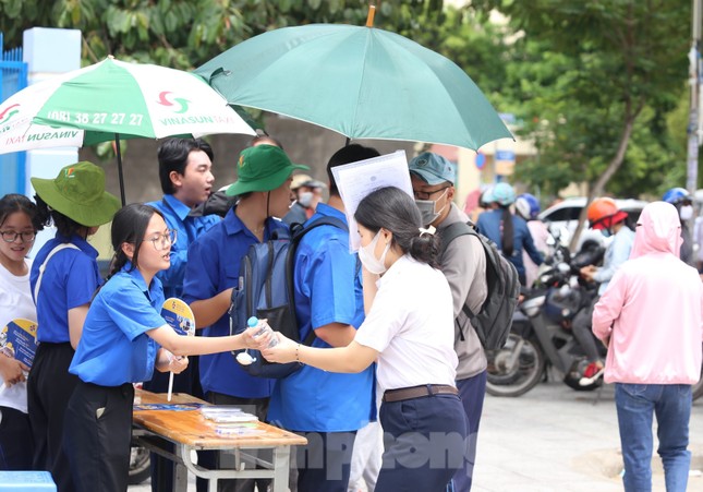 Những khoảnh khắc đáng nhớ tại kỳ thi tuyển sinh vào lớp 10 ở TPHCM ảnh 5