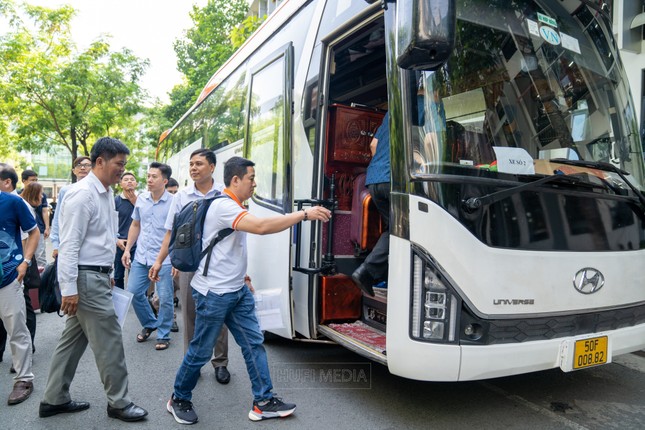 Thi tốt nghiệp THPT 2023: Giảng viên 'tay xách, nách mang' lên đường làm nhiệm vụ ảnh 3