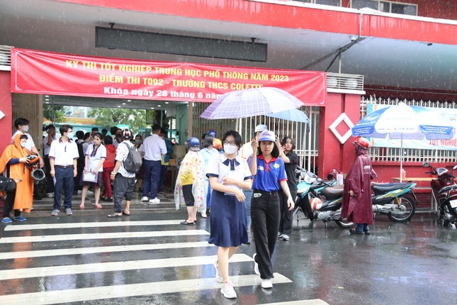 Tình nguyện viên đội mưa che ô cho thí sinh và phụ huynh ảnh 7