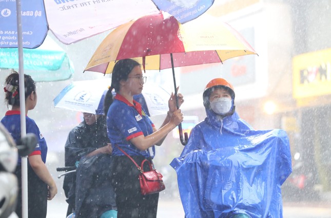 Tình nguyện viên đội mưa che ô cho thí sinh và phụ huynh ảnh 6