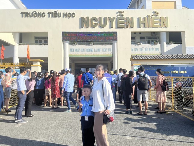 Sáng nay, học sinh lớp 1 ở TPHCM bắt đầu tựu trường ảnh 3
