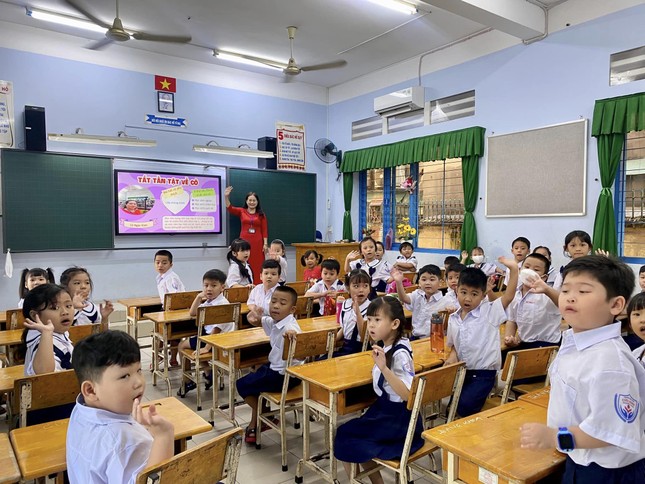 Sáng nay, học sinh lớp 1 ở TPHCM bắt đầu tựu trường ảnh 1