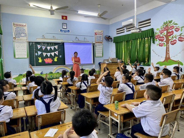 Sáng nay, học sinh lớp 1 ở TPHCM bắt đầu tựu trường ảnh 2