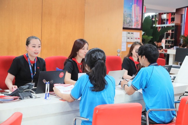 Nhiều đại học tại TPHCM công bố điểm chuẩn: Chênh lệch lớn giữa các ngành học ảnh 2