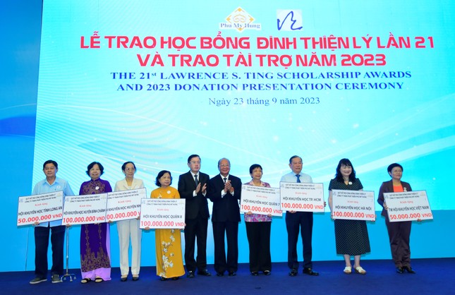 Gần 8 tỉ đồng tiền học bổng được trao đến học sinh, sinh viên ảnh 2