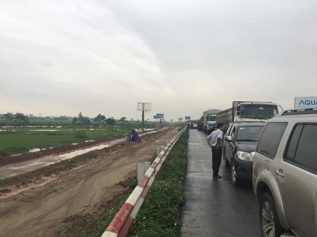 Ba ô tô va chạm liên hoàn, cao tốc Pháp Vân tê liệt ảnh 1
