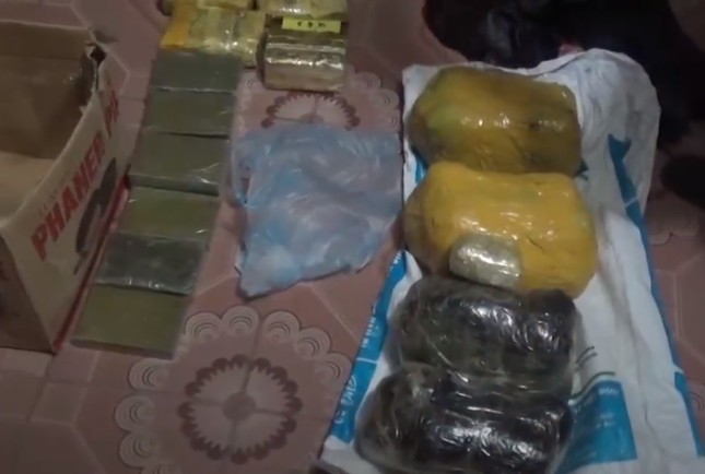 Hà Nội: Cảnh sát phá cửa ô tô bắt nhóm buôn bán 79 bánh heroin ảnh 1